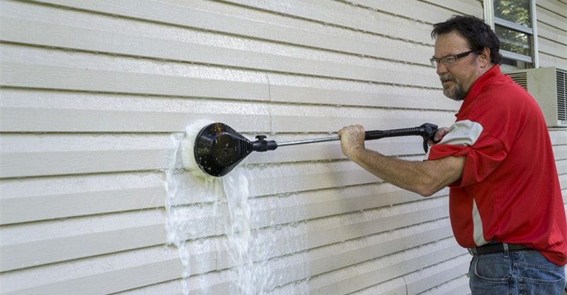 Getting Rid Of Grime And Mildew On Your Cladding: How To Clear Vinyl Siding